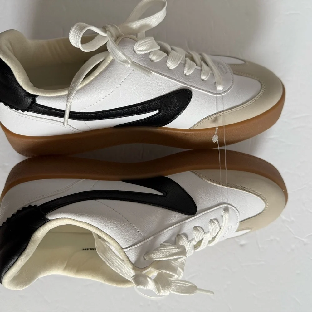 NWOT Dolce Vita White and Black Retro Modern Platform Trendy Sneakers Women 8.5